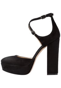 Černé semišové platformové podpatky s masivním blokovým podpatkem a páskem kolem kotníku, s kulatou špičkou a hladkým povrchem. Ozdobené stříbrnou sponou.