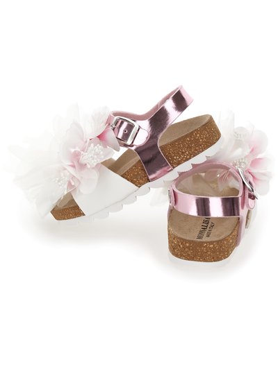 Sandalias metálicas rosas con acentos florales, correa con hebilla, plantilla de corcho y suela blanca. Presenta un diseño de talón abierto y flores decorativas de tela.