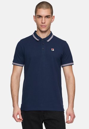 Polo shirt blu navy realizzato in cotone, con una patta a due bottoni, colletto a righe bianche e rosse, e un piccolo logo sul petto.