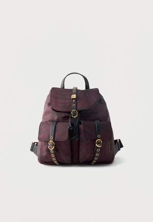 Σκούρο κόκκινο σακίδιο με μαύρο animal print, δύο μπροστινές τσέπες, μαύρα λουριά και χρυσές αγκράφες σε απλό φόντο.