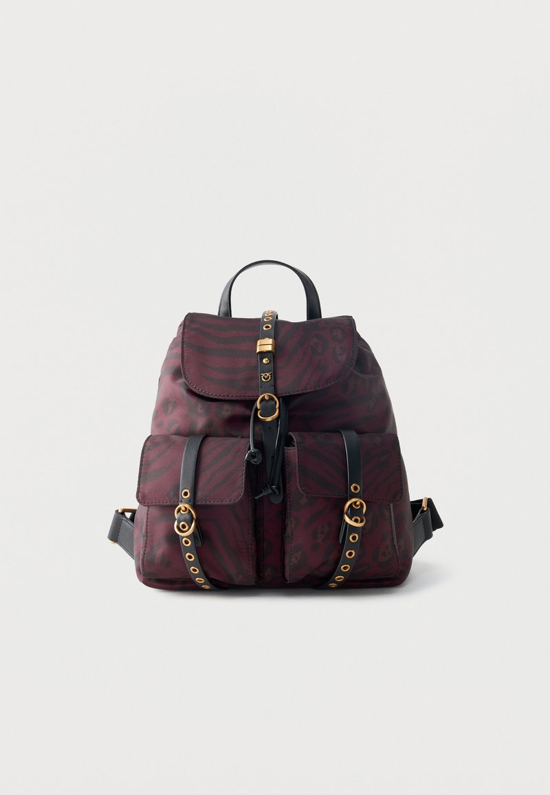 Σκούρο κόκκινο σακίδιο με μαύρο animal print, δύο μπροστινές τσέπες, μαύρα λουριά και χρυσές αγκράφες σε απλό φόντο.