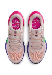 Jasnoróżowe buty do biegania Nike z pomarańczową siateczką na palcach, zielonymi logo, fioletowymi podeszwami oraz jaskrawo-różowymi wkładkami z neonowozielonymi detalami.