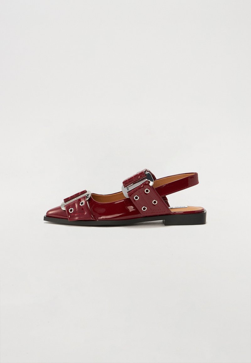 Chaussures slingback en cuir verni bordeaux avec un bout pointu, dotées de deux sangles réglables à boucle et d'accents en métal argenté.
