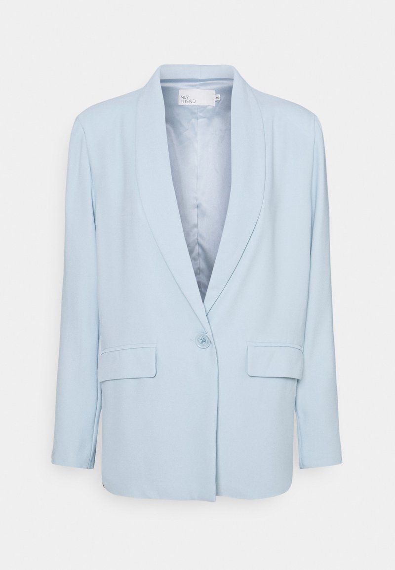 Blazer pour femme bleu clair avec un bouton unique, col à revers cranté, manches longues et deux poches à rabat à l'avant.