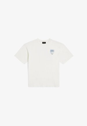 T-shirt en coton blanc à manches courtes, avec un petit logo bleu sur la poitrine gauche et une coupe décontractée et carrée.