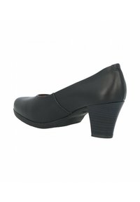 Zapato de tacón alto negro con puntera redondeada y tacón texturizado. Fabricado en material suave con detalles de costura a lo largo de los laterales.