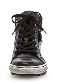 Schwarzer Leder-Hochschaftschuh mit flachen Schnürsenkeln, seitlichem Reißverschluss, Gummisohle und strukturiertem Akzent. Glatte Oberfläche mit abgerundeter Zehenpartie und silberner Hardware.