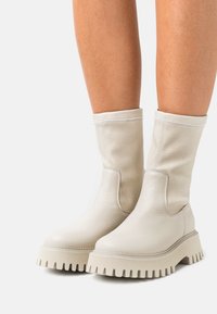 Bronx GROOV-Y - Botas de tornozelo com plataforma - winter white