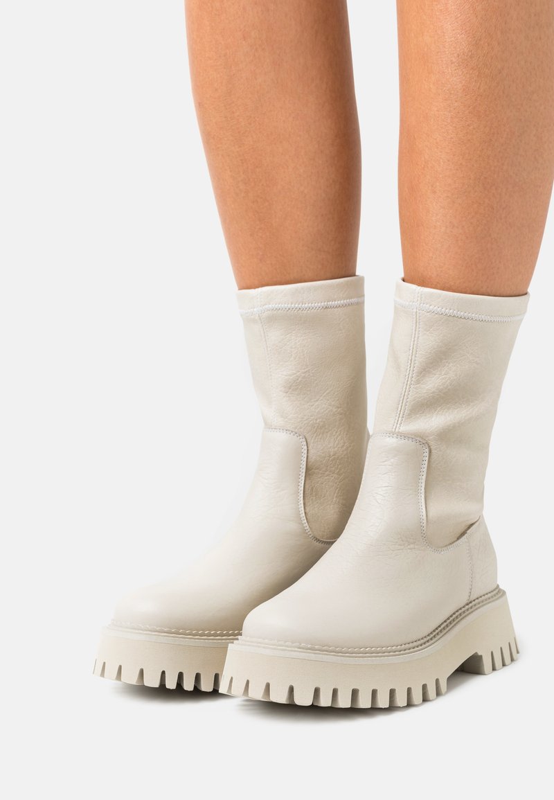 Bronx GROOV-Y - Botas de tornozelo com plataforma - winter white