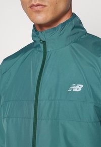 New Balance ESSENTIALS - Løbejakker - new spruce