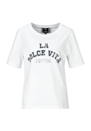 Witte T-shirt met korte mouwen en ronde hals, met zwarte versleten tekst "LA DOLCE VITA" en kleinere "19V69" aan de voorkant.