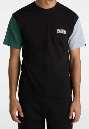 T-Shirt mit kurzen Ärmeln, schwarzer Körper, tealfarbener linkem Ärmel und grauem rechtem Ärmel; mit "VANS" Logo auf der Brust. Aus Baumwolle.