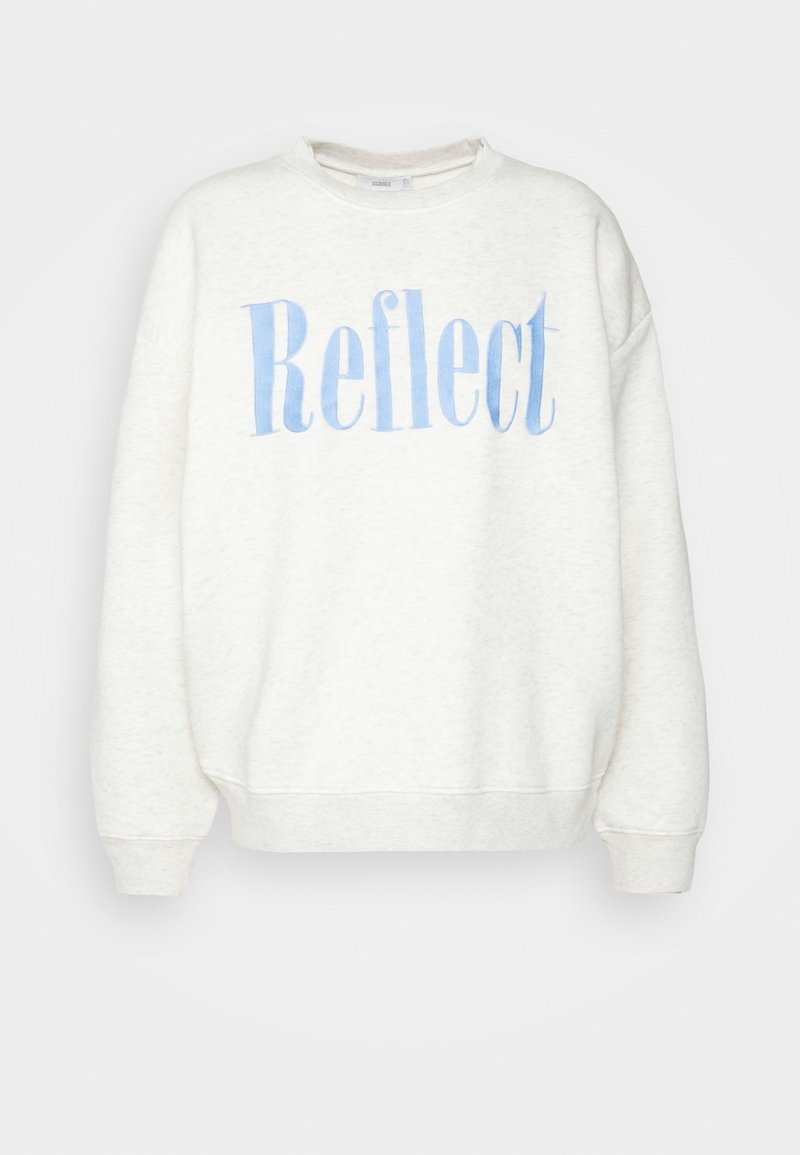 Sweat-shirt blanc à manches longues et col rond avec le texte bleu clair "Reflect" imprimé sur la poitrine.