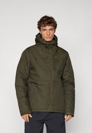Giacca isolata verde oliva con cappuccio, chiusura con zip e tasche frontali. Presenta un tessuto testurizzato e cordini regolabili sul cappuccio.