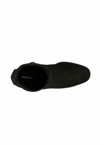 Stivaletto in suede nero con un design elegante, punta appuntita e cerniera laterale. L'interno presenta una morbida fodera con il logo 'wojas'.