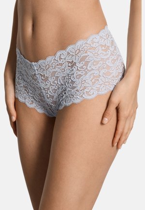 Lyseblå blonder boyshorts med blomsterprint, bølgede kanter og en gennemsigtig tekstur, designet for komfort og et delikat udseende.