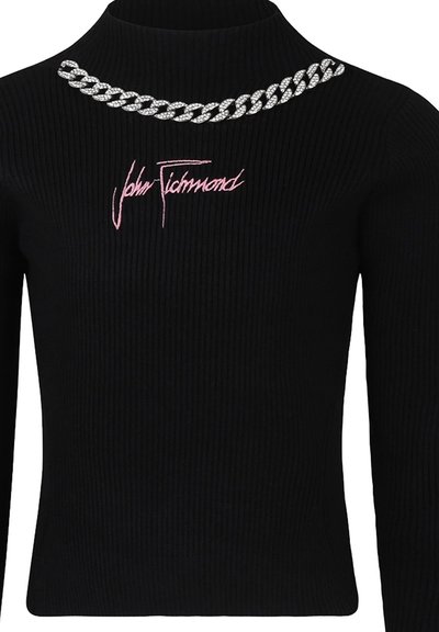 Maglione nero a coste con collo alto caratterizzato da un design a catena argentata lungo il colletto e testo ricamato in rosa "John Richmond" sulla parte anteriore.