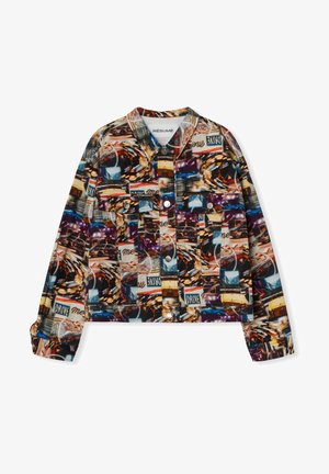 Giubbotto di jeans con colletto e una stampa grafica multicolore di auto e segnali. Presenta due tasche frontali e chiusure a pulsante a scatto.