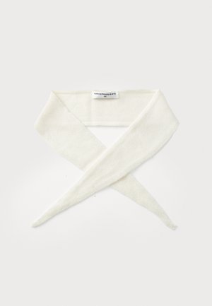 Sciarpa bianca lavorata a maglia con estremità appuntite stesa e incrociata, che mostra l'etichetta di abbigliamento con la dicitura "PURECASHMERE NYC 0/S".