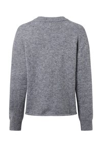 Pull en tricot gris à manches longues, col rond et coupe décontractée. La texture est douce et légèrement chinée.