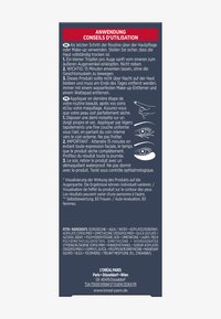 Etykieta produktu kosmetycznego zawierająca instrukcje użytkowania w wielu językach. Zawiera szczegółową listę składników oraz wytyczne dotyczące aplikacji w okolicy oczu.