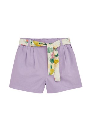 Lila kratke hlače z visokim pasom, naborki in sprednjimi žepi, s pasom iz tkanine z rumenim limoninim in zelenim listnim vzorcem, ki je zavezano v pasu.
