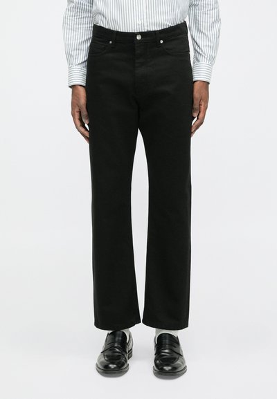 Pantaloni din denim negru cu un design drept, cinci buzunare și închidere tradițională cu buton. Materialul pare robust, cu o textură netedă.