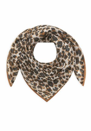 Quadratisches Seidentuch mit braunem, schwarzem und beigem Leopardenmuster, zu einem Dreieck auf weißem Hintergrund gefaltet.