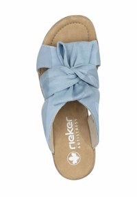 Lichtblauwe slide sandal met een geknoopte stoffen accente. Heeft een gevoerde inlegzool en een gladde, glanzende band. Logo weergegeven op de inlegzool.