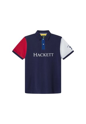 Marineblauwe polo met korte mouwen, met rode, witte en blauwe accenten. "HACKETT" in het wit gedrukt op de voorkant. Knop-kraagdetail.
