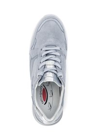 Grijze suède sneakers met mesh-inzetten, zilveren accenten en een structuurzool. Voorzien van platte veters en een gevoerd kraagje voor comfort.