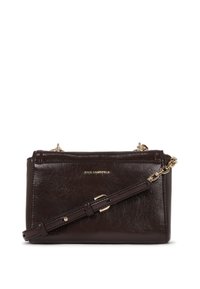 Braune Lederhandtasche mit strukturiertem Finish, goldfarbener Hardware, verstellbarem Schulterriemen und einem auf der Vorderseite aufgedruckten Logo. Kompakte rechteckige Form.