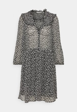 Vestido negro floral con mangas largas, cuello con volantes, tela transparente, botones delanteros y un cuerpo ajustado que fluye hacia una falda suelta.