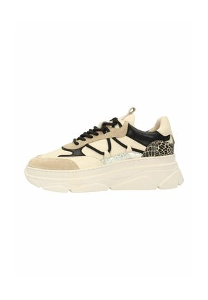 Baskets chunky avec un mélange de beige, noir et d'accents texturés, incluant un détail argenté brillant et un panneau arrière à motifs.