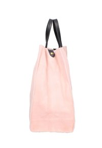Roze suède tote bag met zwarte leren handvatten, voorzien van witte stiksels en een enkele sluitknop bovenaan. Rectangular, zachte textuur.