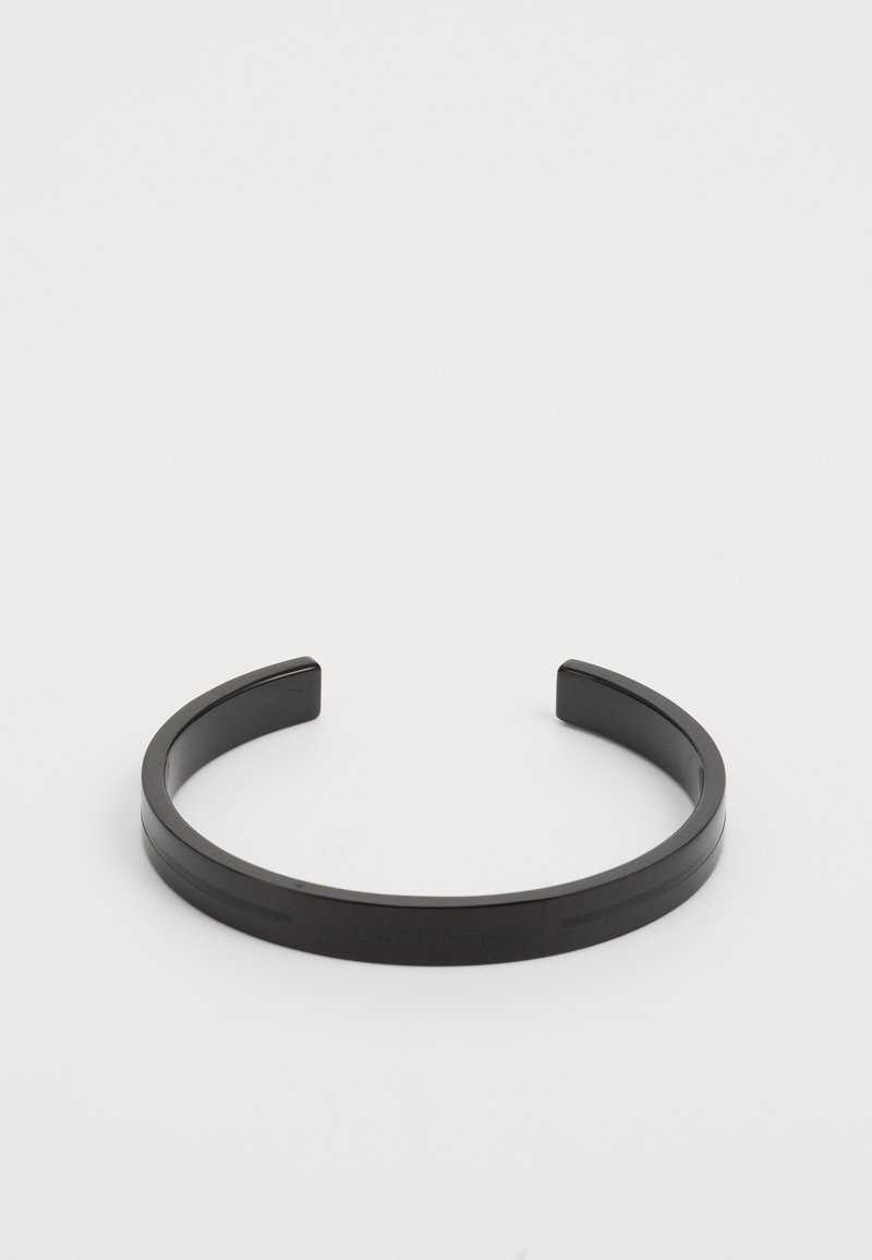 Μαύρο μεταλλικό βραχιολάκι με λείες, ματ επιφάνειες, που διαθέτει δύο παράλληλα αυλακώματα και απλή, ανοιχτή σχεδίαση.