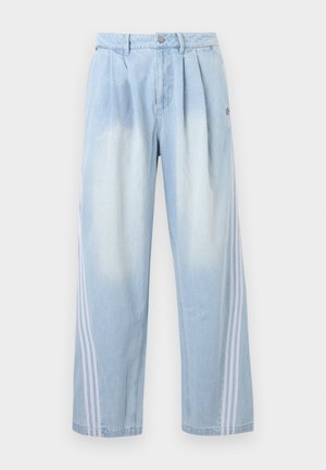 Ανοιχτό μπλε τζιν παντελόνι με λευκές πλαϊνές ρίγες, πιέτες μπροστά, κουμπωτή μέση και ίσια γραμμή ποδιού.