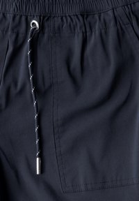 Marineblaue Shorts mit elastischem Bund und Kordelzug, glatter Textur und einer Seitentasche mit flacher Kante.