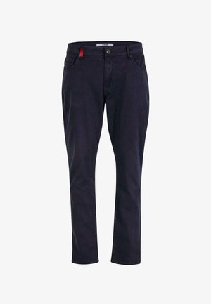 Jeans bleu marine foncé en tissu mélangé de coton, avec une coupe droite, des poches avant et un accent rouge sur la taille.