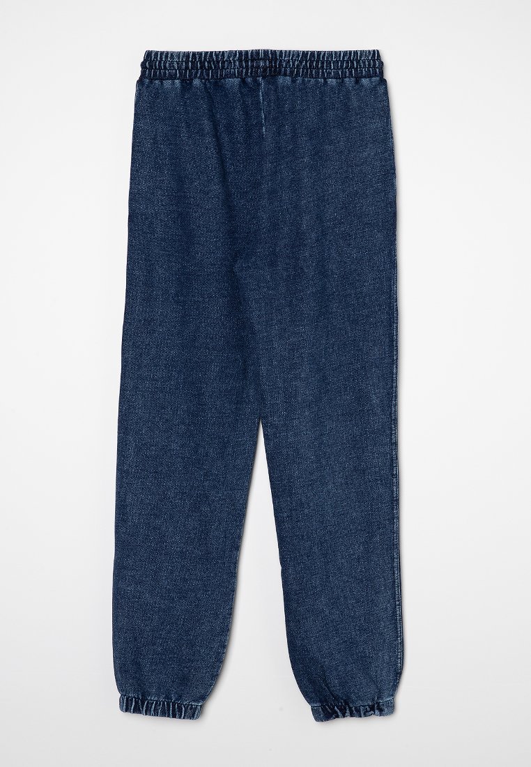Pantalones jogger de denim azul oscuro con cinturilla elástica y puños elásticos, colocados planos sobre un fondo blanco.