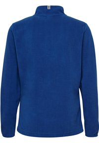 Blå fleece-pullover med hög krage, långa ärmar och en mjuk textur. Har en liten etikett vid nacken med en logotyp.