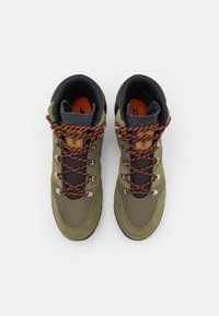 Zielone buty do wędrówek z ciemnoszarymi akcentami, z pomarańczowymi i czarnymi wzorzystymi sznurowadłami, wykonane z zamszu i siateczki oraz z metalowymi oczkami.