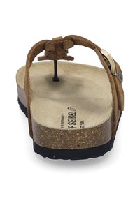 Sandalo in suede marrone con soletta in sughero, suola in gomma, cinturino regolabile e dettaglio in metallo, vista da dietro.