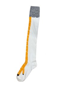 Knæhøje sokker med en grå top med bølget design og et orange linealmønster på en hvid bund, med sorte tåaccenter.