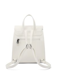 Mochila de cuero blanco con un diseño estructurado, asa superior, correas ajustables, bolsillo con cremallera y un acabado texturizado. Presenta acentos de hardware plateado.