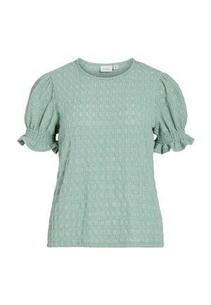 Blusa de manga corta texturizada en verde claro con mangas abullonadas y puños con volantes, cuello redondo y corte regular.
