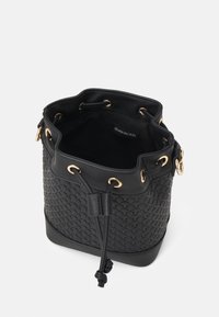Czarna pleciona torba typu wiadro z gładką skórzaną podstawą, złotym okuciem i ściągaczem. Wnętrze jest niepodszewkowane.