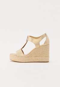 Sandale compensée beige avec un dessus en tissu textur�é, bout ouvert et fermeture éclair à l'arrière. Comprend une plateforme en jute tissée et un talon compensé.