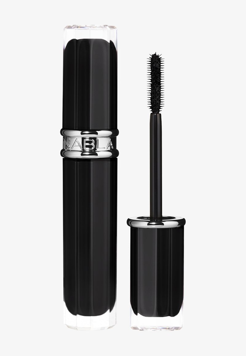 Tube de mascara noir avec une bande chromée brillante, doté d'une brosse courbée aux poils fins. Le fond transparent permet de voir le produit à l'intérieur.