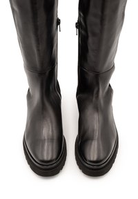 Schwarze kniehohe Lederstiefel mit glatter Textur, abgerundeter Spitze und seitlichen Reißverschlüssen. Dicke Gummisohlen sorgen für zusätzlichen Halt.